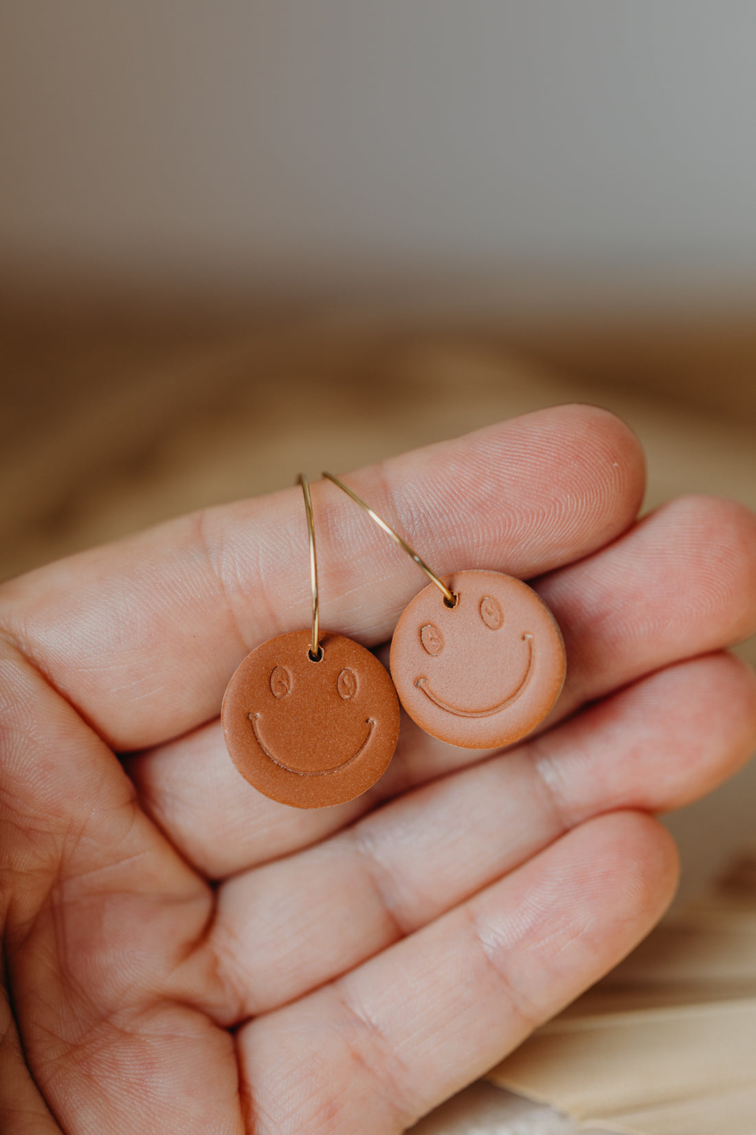 zimtfarbene Smiley Creolen aus Polymer Ton