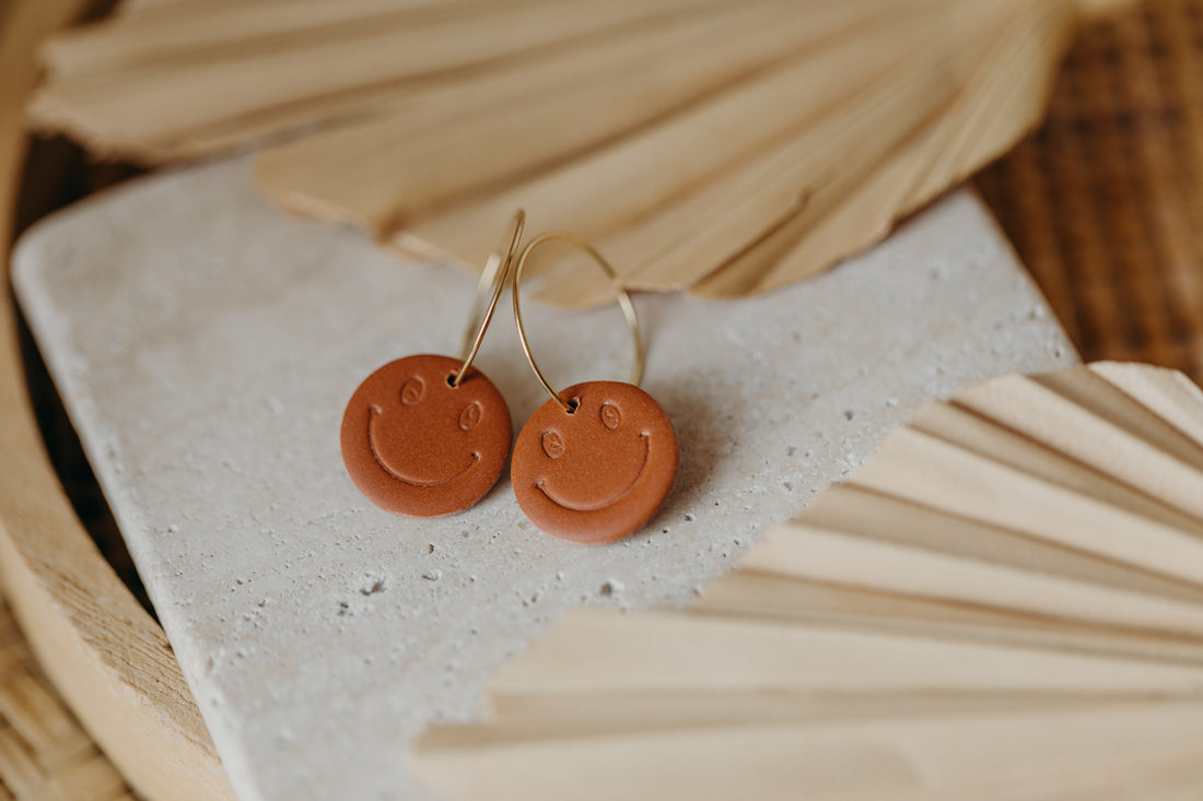 zimtfarbene Smiley Creolen aus Polymer Ton