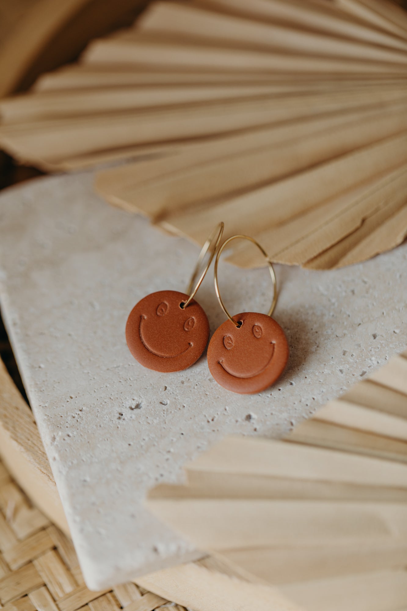 zimtfarbene Smiley Creolen aus Polymer Ton