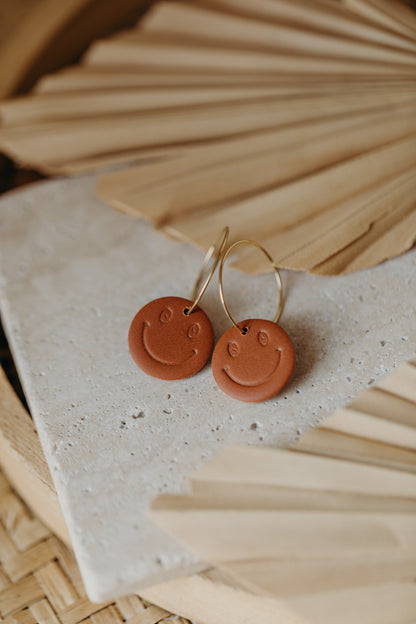 zimtfarbene Smiley Creolen aus Polymer Ton