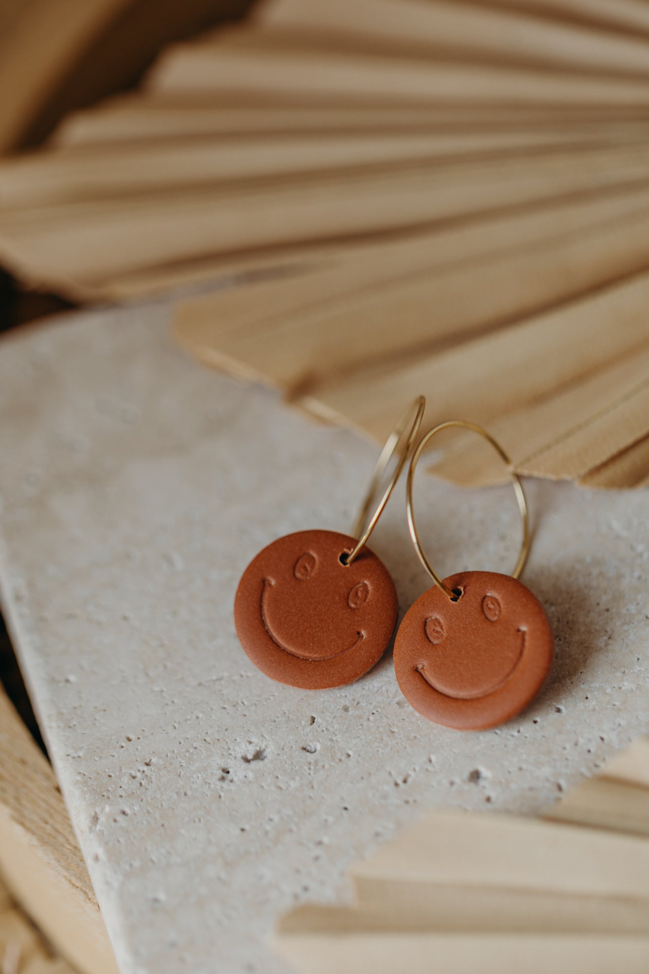 zimtfarbene Smiley Creolen aus Polymer Ton