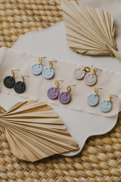 Smiley Ohrringe aus Polymer Ton in dezenten Farben