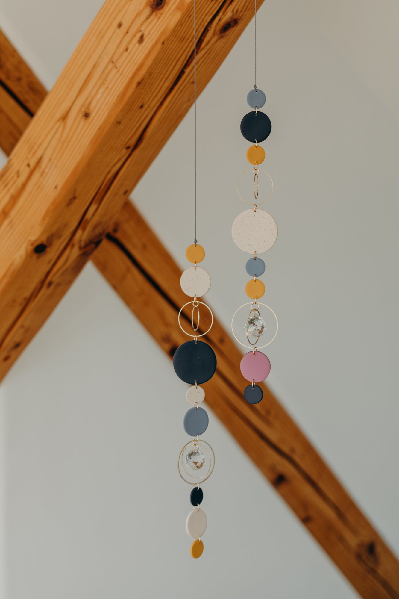 Sonnenfänger 002 mit Punkten in Kalk, Senfgelb, Fuchsia, Blau und Dunkelblau
