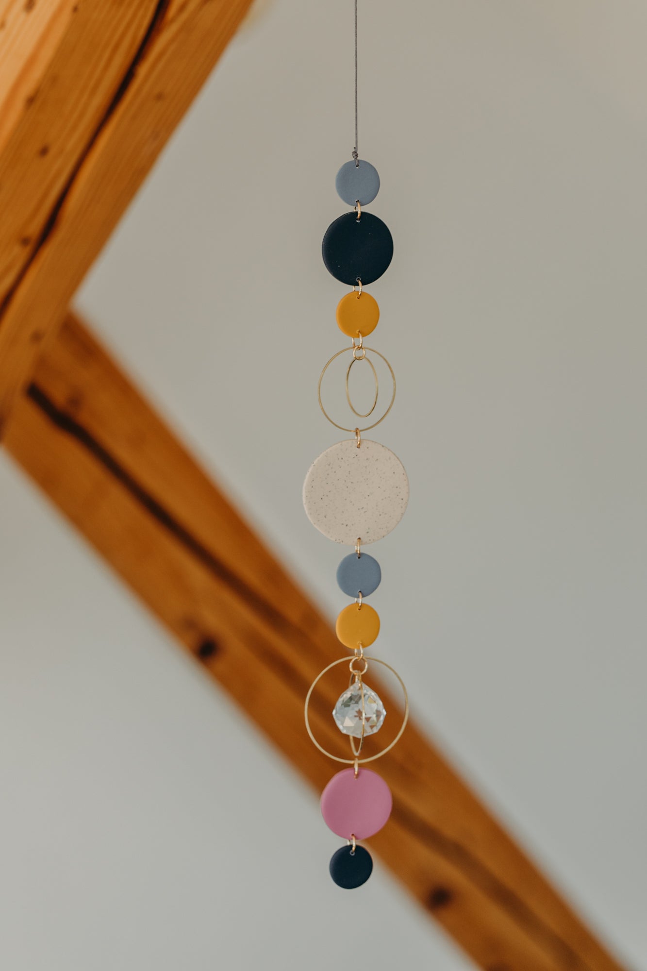 Sonnenfänger 002 mit Punkten in Kalk, Senfgelb, Fuchsia, Blau und Dunkelblau
