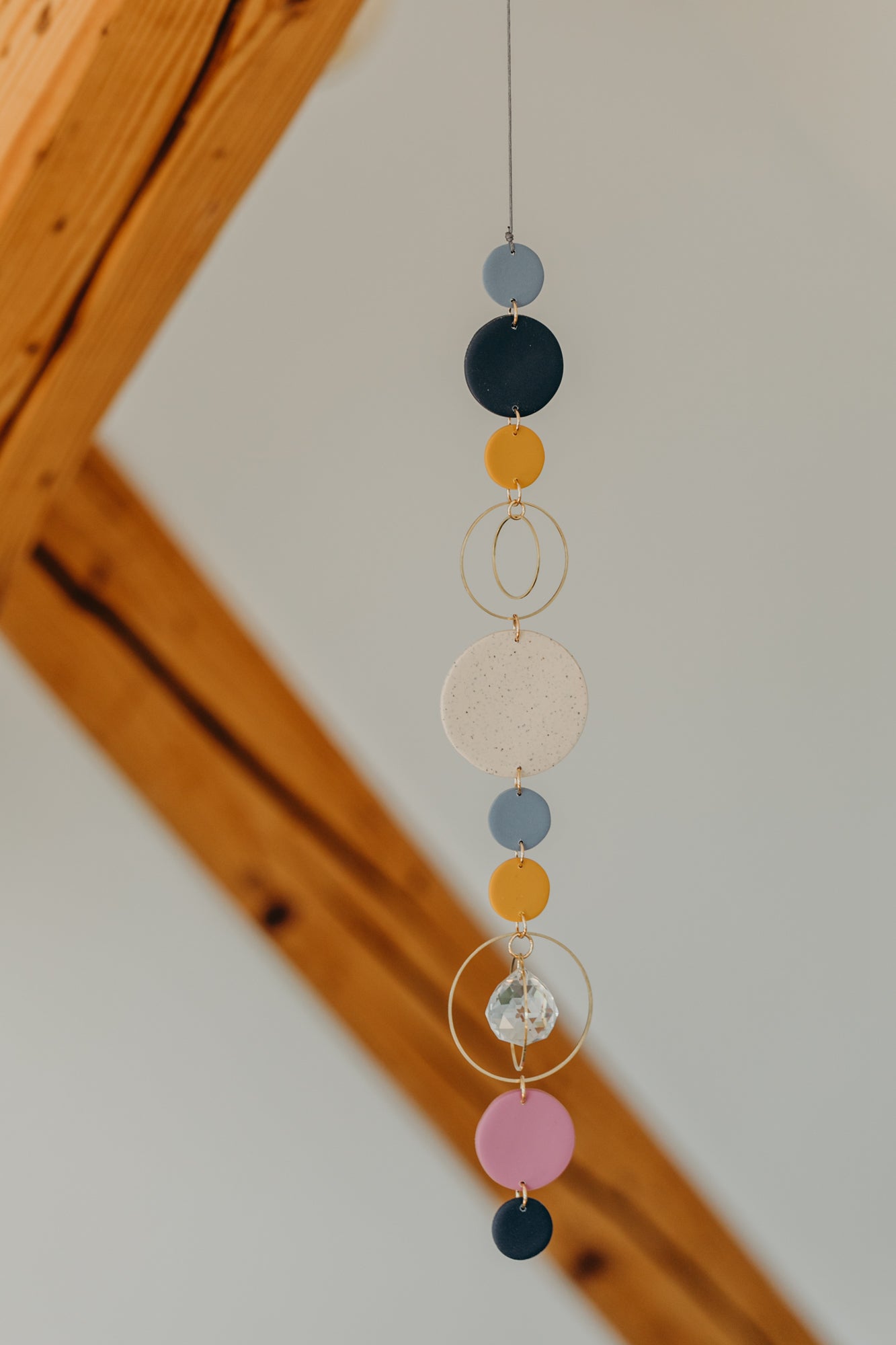 Sonnenfänger 002 mit Punkten in Kalk, Senfgelb, Fuchsia, Blau und Dunkelblau