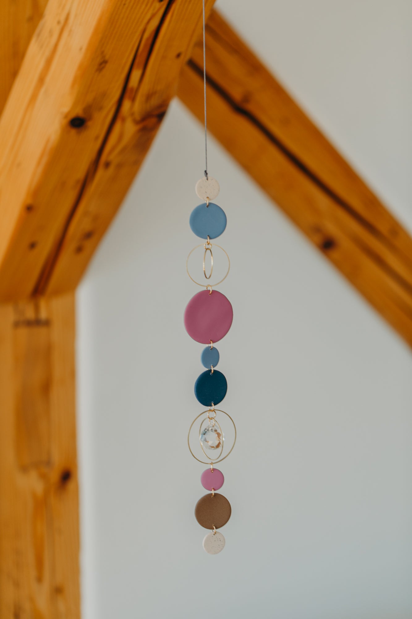 Sonnenfänger 019 mit Punkten in Kalk, Fuchsia, Braun und Blautönen