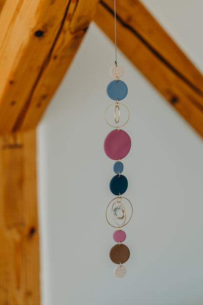 Sonnenfänger 019 mit Punkten in Kalk, Fuchsia, Braun und Blautönen