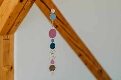 Sonnenfänger 019 mit Punkten in Kalk, Fuchsia, Braun und Blautönen