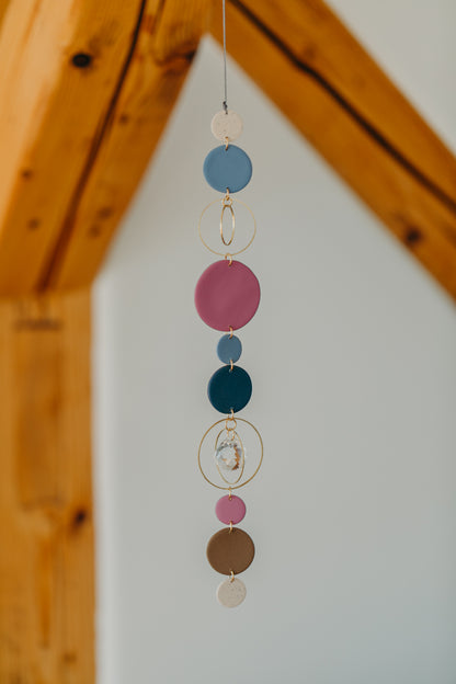 Sonnenfänger 019 mit Punkten in Kalk, Fuchsia, Braun und Blautönen