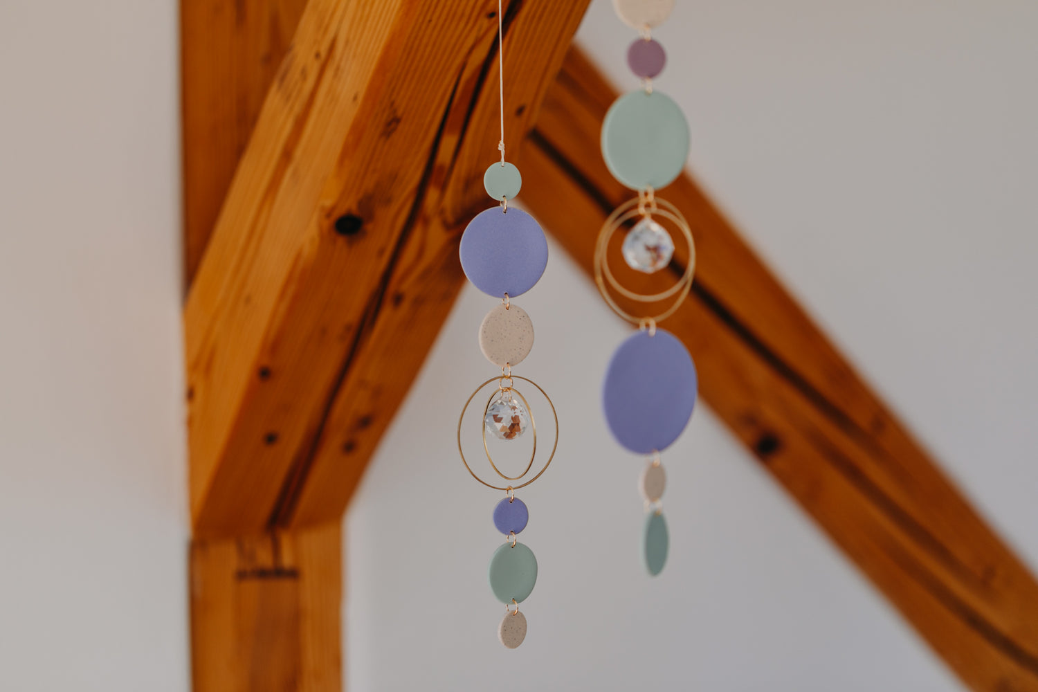 Sonnenfänger 013 mit Punkten in Hortensienblau, Kalk, Mint und Lila