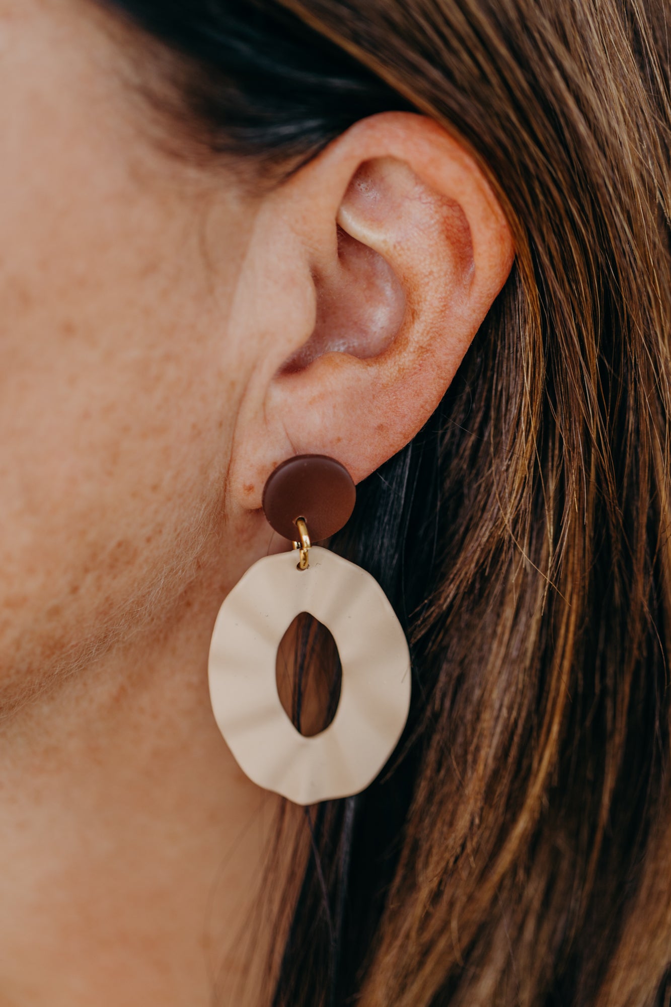 TABEA - große ovale Polymer Ton Ohrringe in Beige/Braun