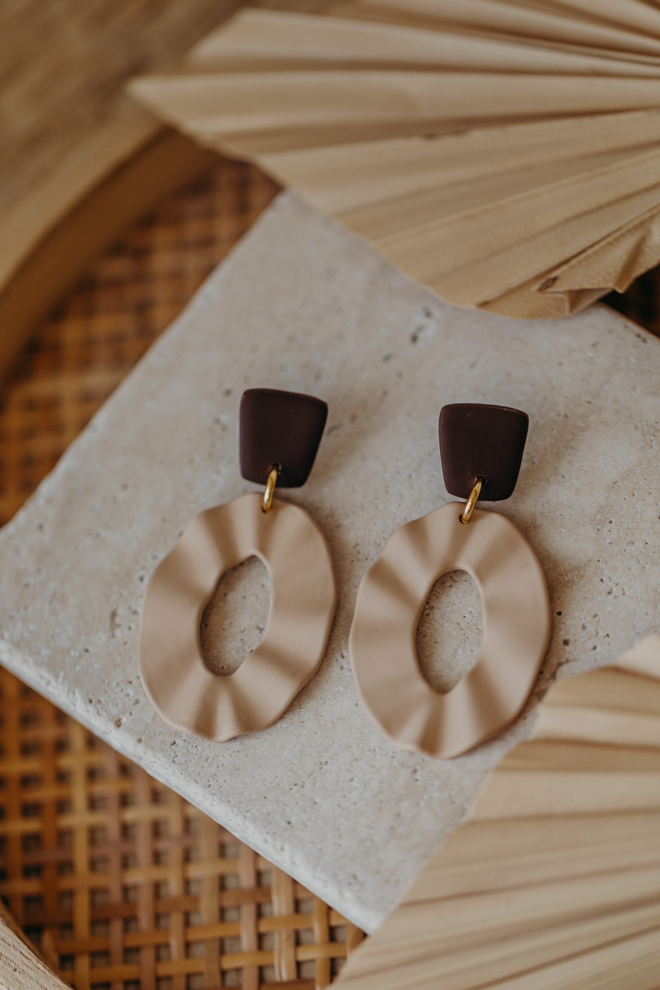 MOEMA - große ovale Polymer Ton Ohrringe in Beige/Braun