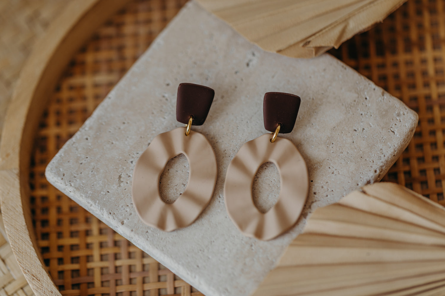 MOEMA - große ovale Polymer Ton Ohrringe in Beige/Braun