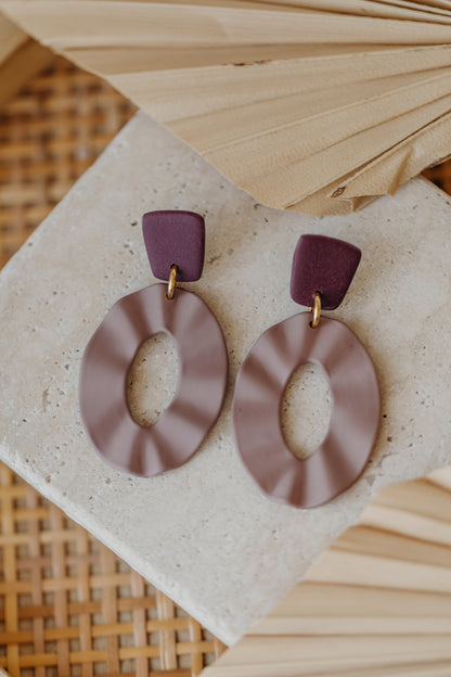 MOEMA - große ovale Polymer Ton Ohrringe in lila/merlot