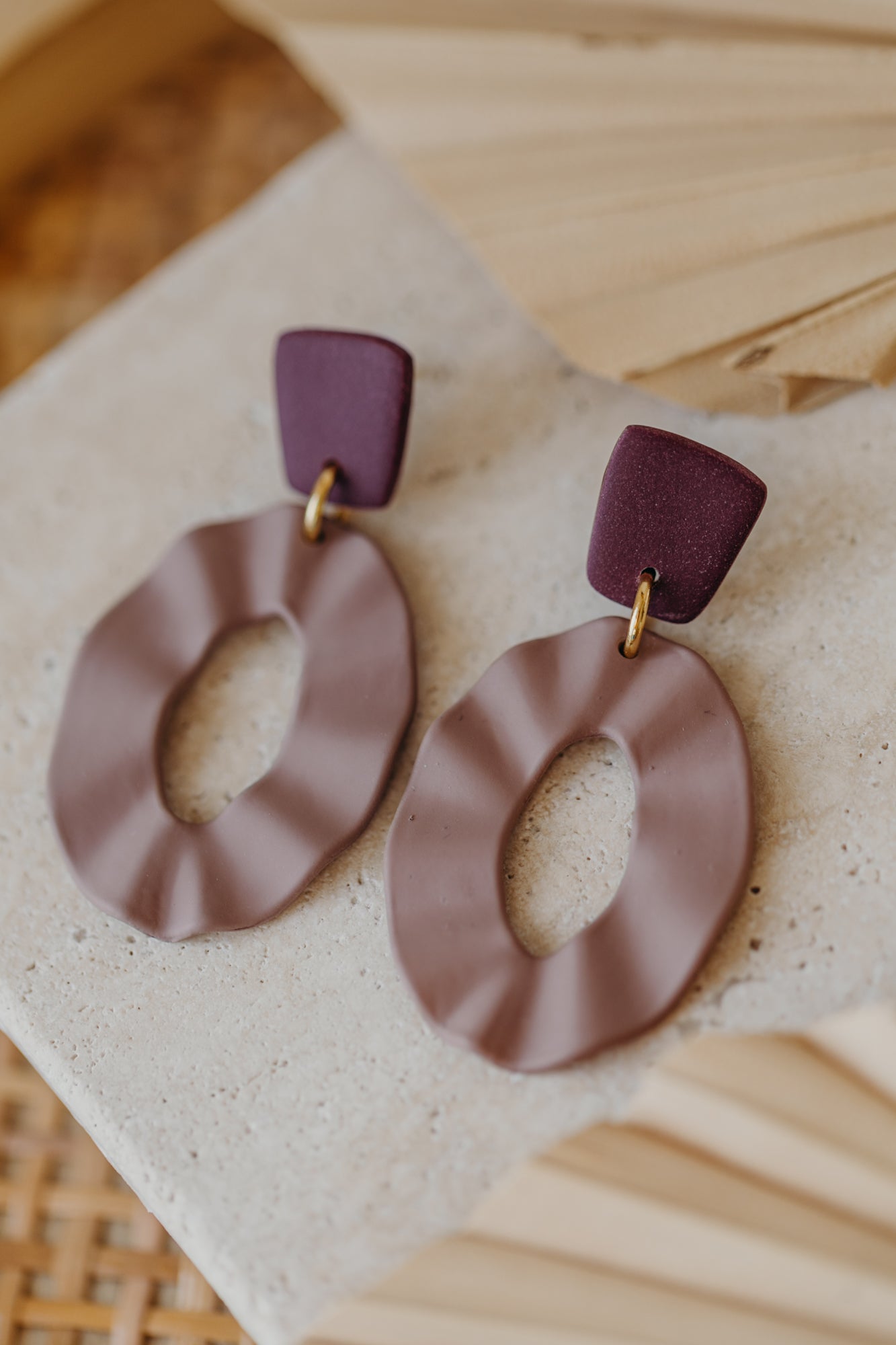 MOEMA - große ovale Polymer Ton Ohrringe in lila/merlot