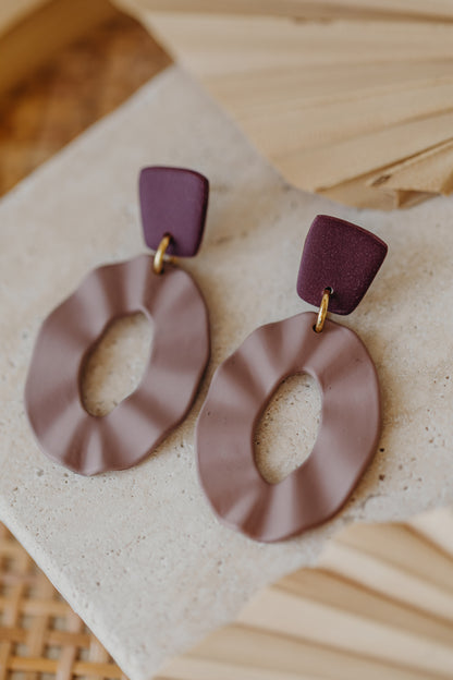 MOEMA - große ovale Polymer Ton Ohrringe in lila/merlot