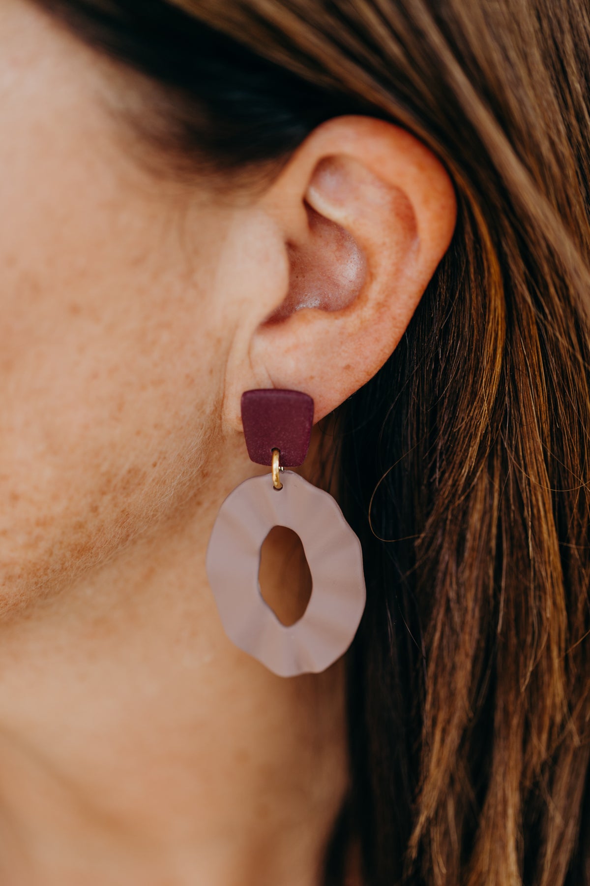 MOEMA - große ovale Polymer Ton Ohrringe in lila/merlot