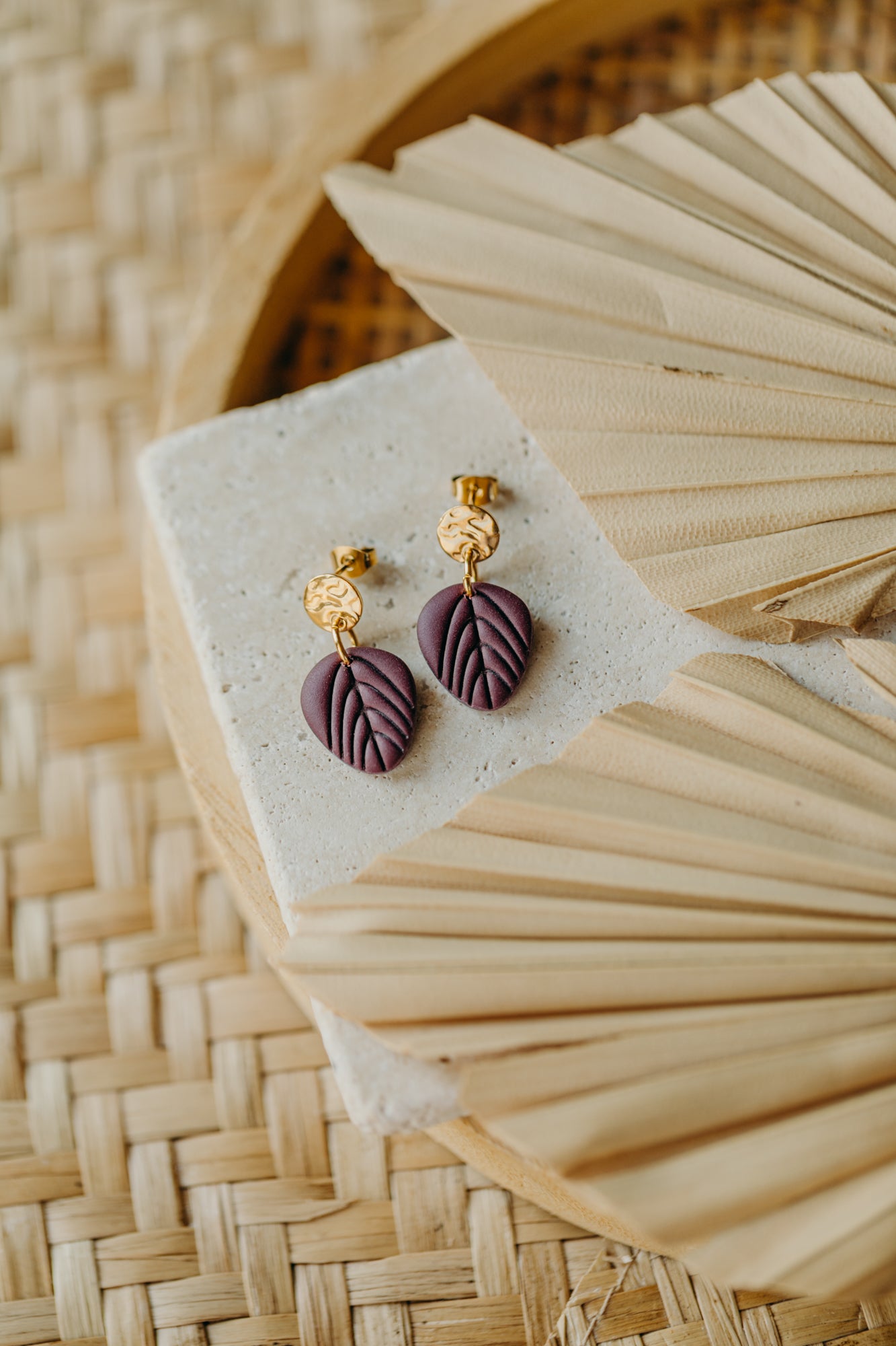 TALVI - kleine Blatt Ohrringe  in Merlot