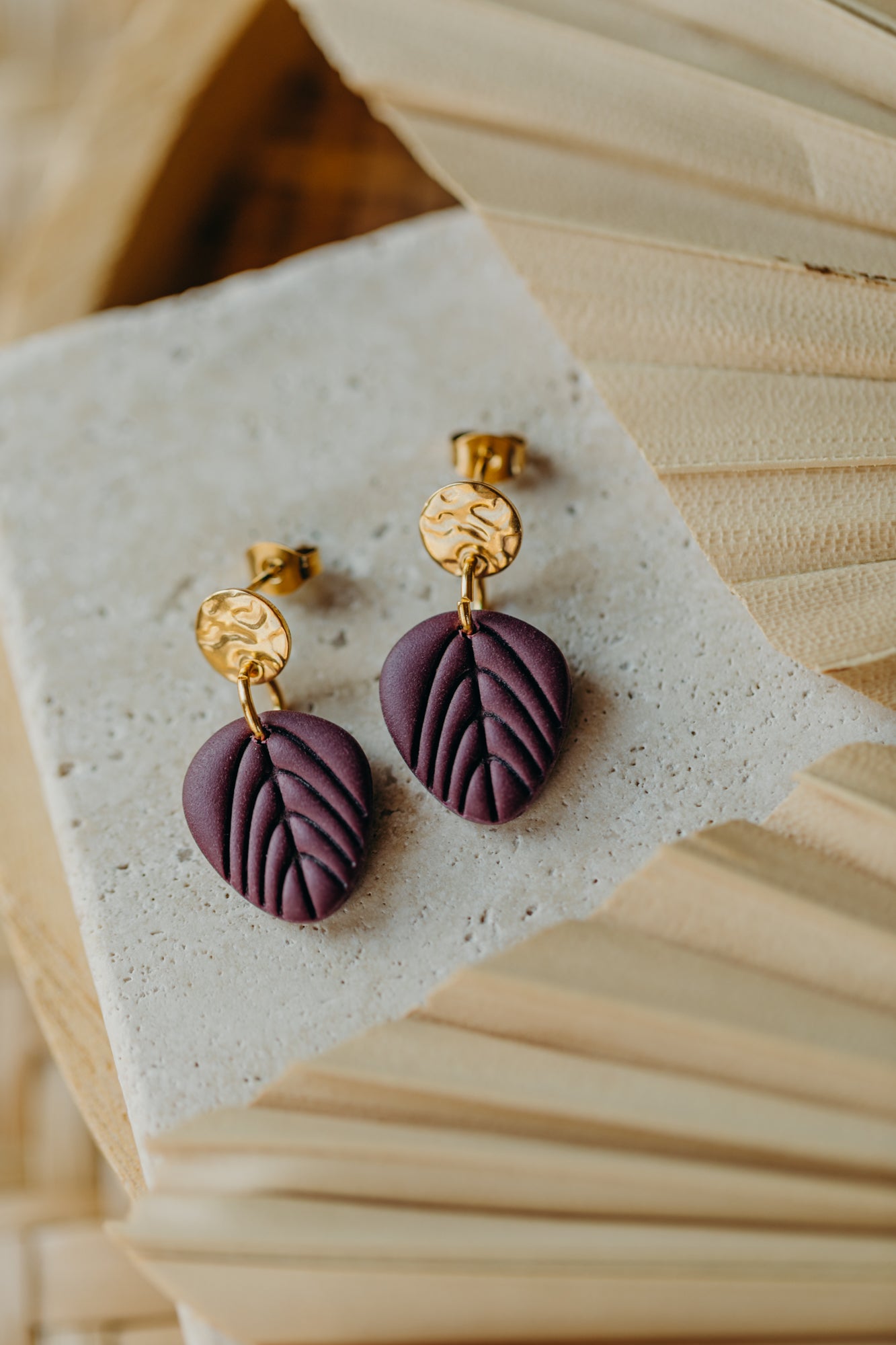 TALVI - kleine Blatt Ohrringe  in Merlot