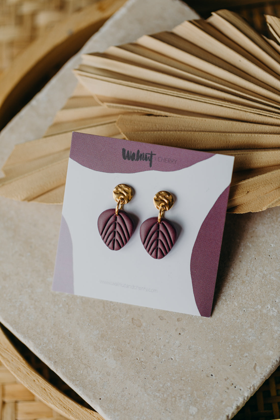 TALVI - kleine Blatt Ohrringe  in Merlot