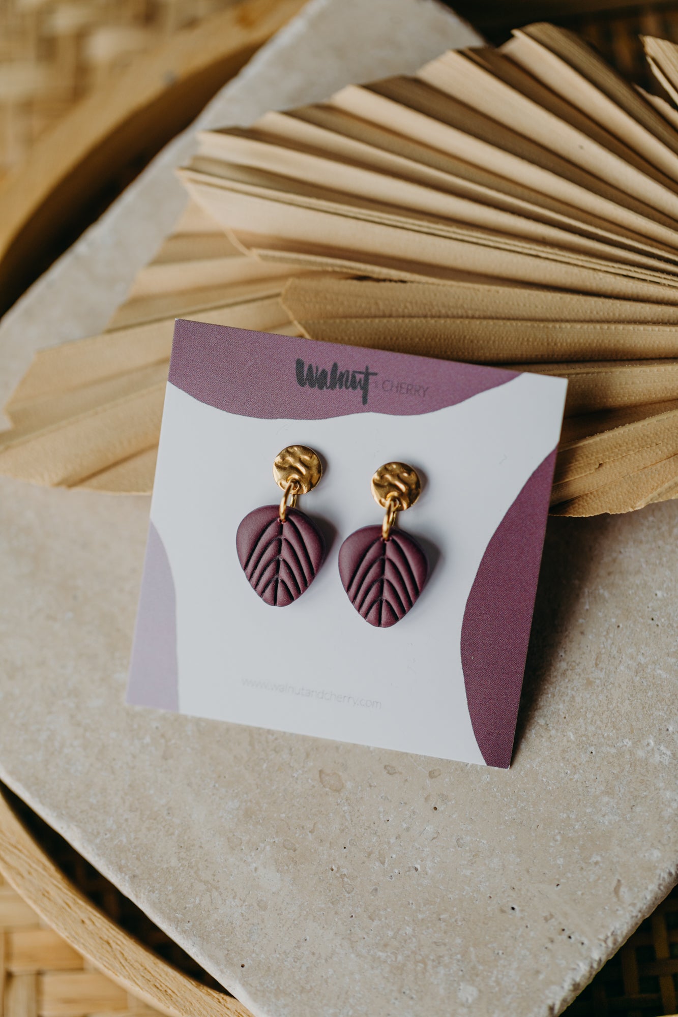 TALVI - kleine Blatt Ohrringe  in Merlot