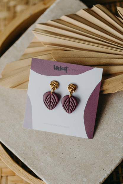 TALVI - kleine Blatt Ohrringe  in Merlot