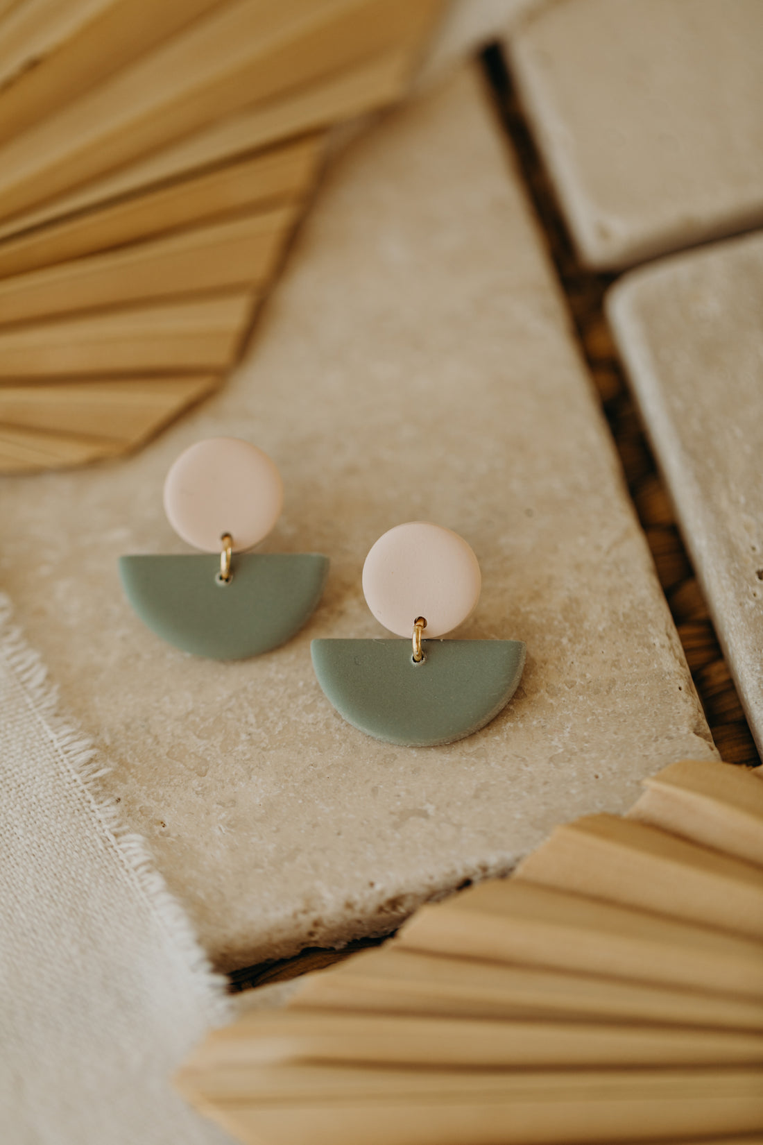 TAMARA - zweifarbige Polymer Ton Ohrringe in hellem Rosa und Eukalyptus Grün