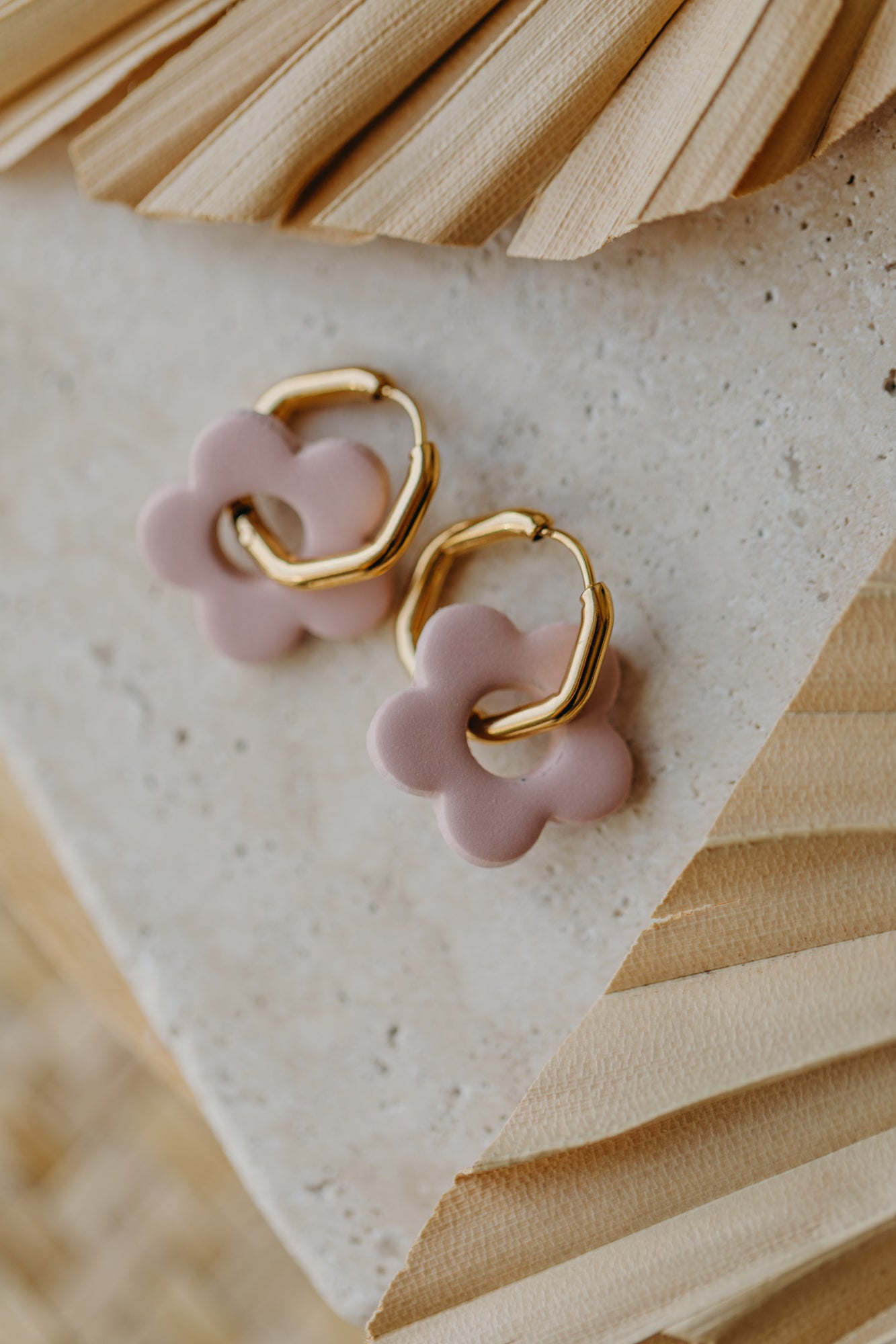 TARI - Creolen mit Blumenanhänger in rosa