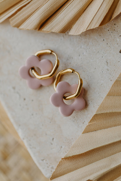 TARI - Creolen mit Blumenanhänger in rosa