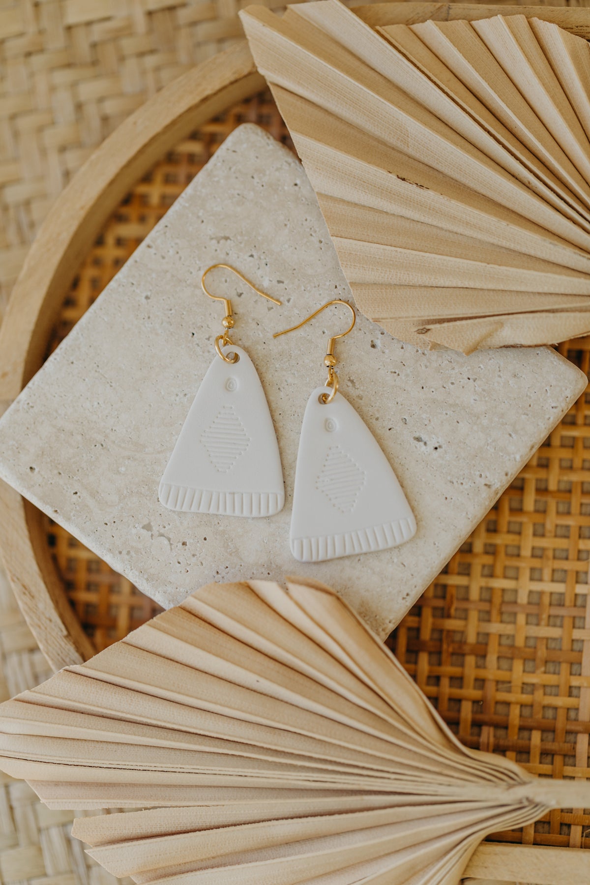 TOSCHA - creme weiße Boho Ohrringe