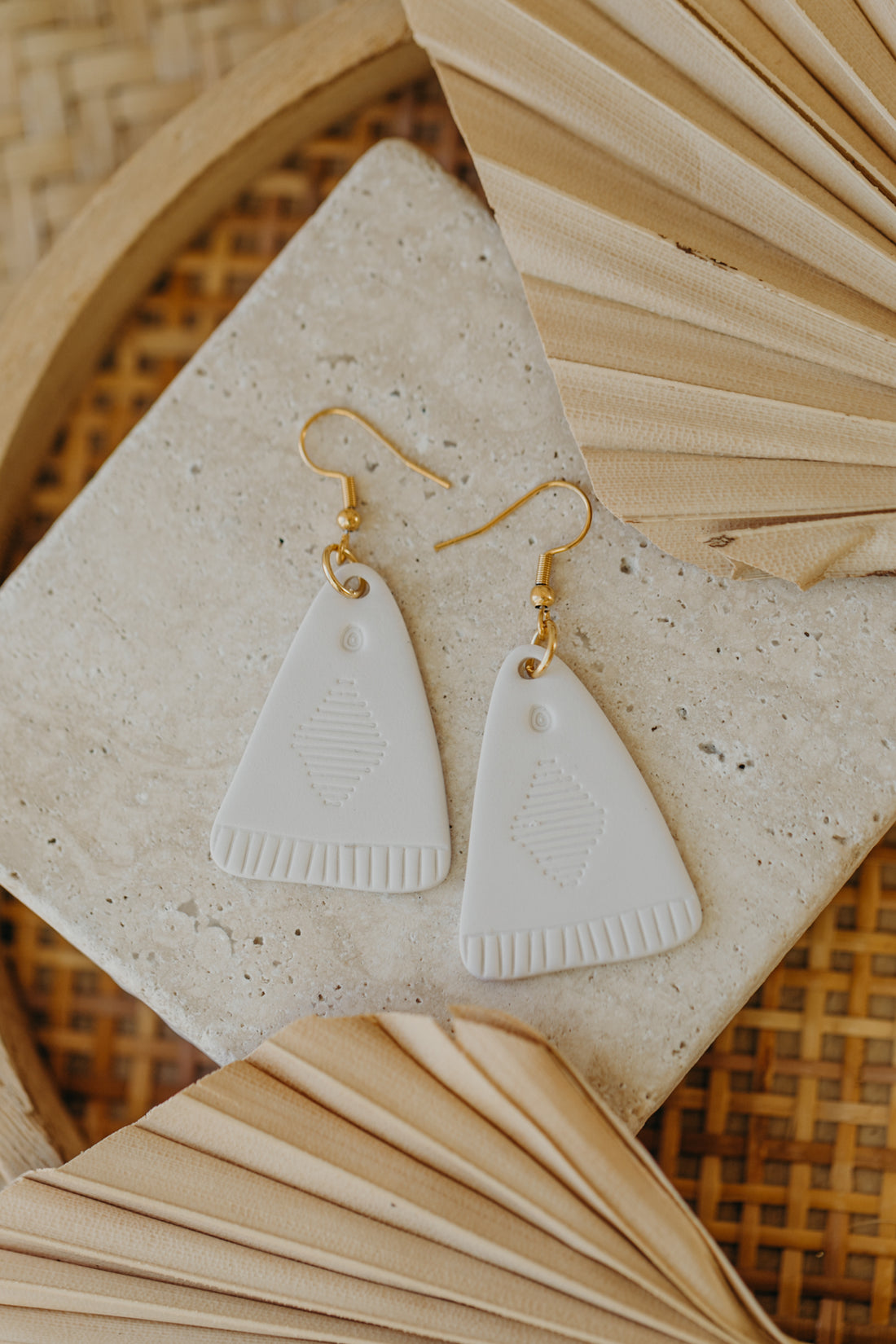 TOSCHA - creme weiße Boho Ohrringe
