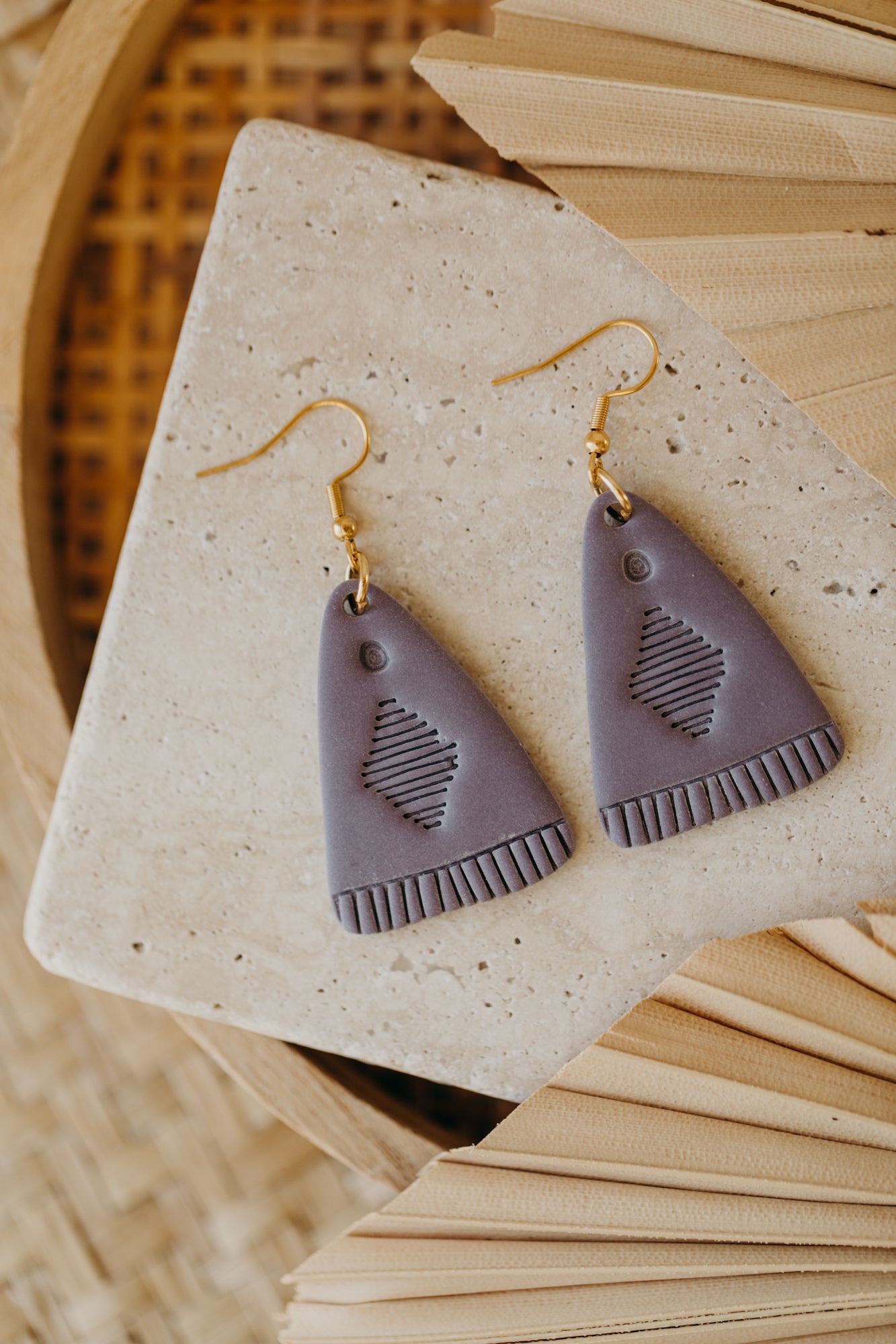TOSCHA - Boho Ohrringe in Lavendel