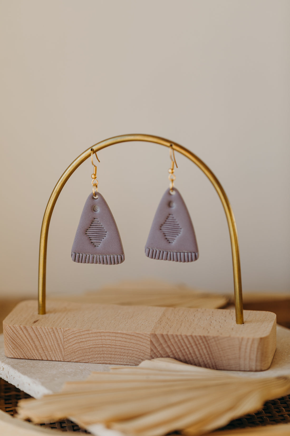 TOSCHA - Boho Ohrringe in Lavendel
