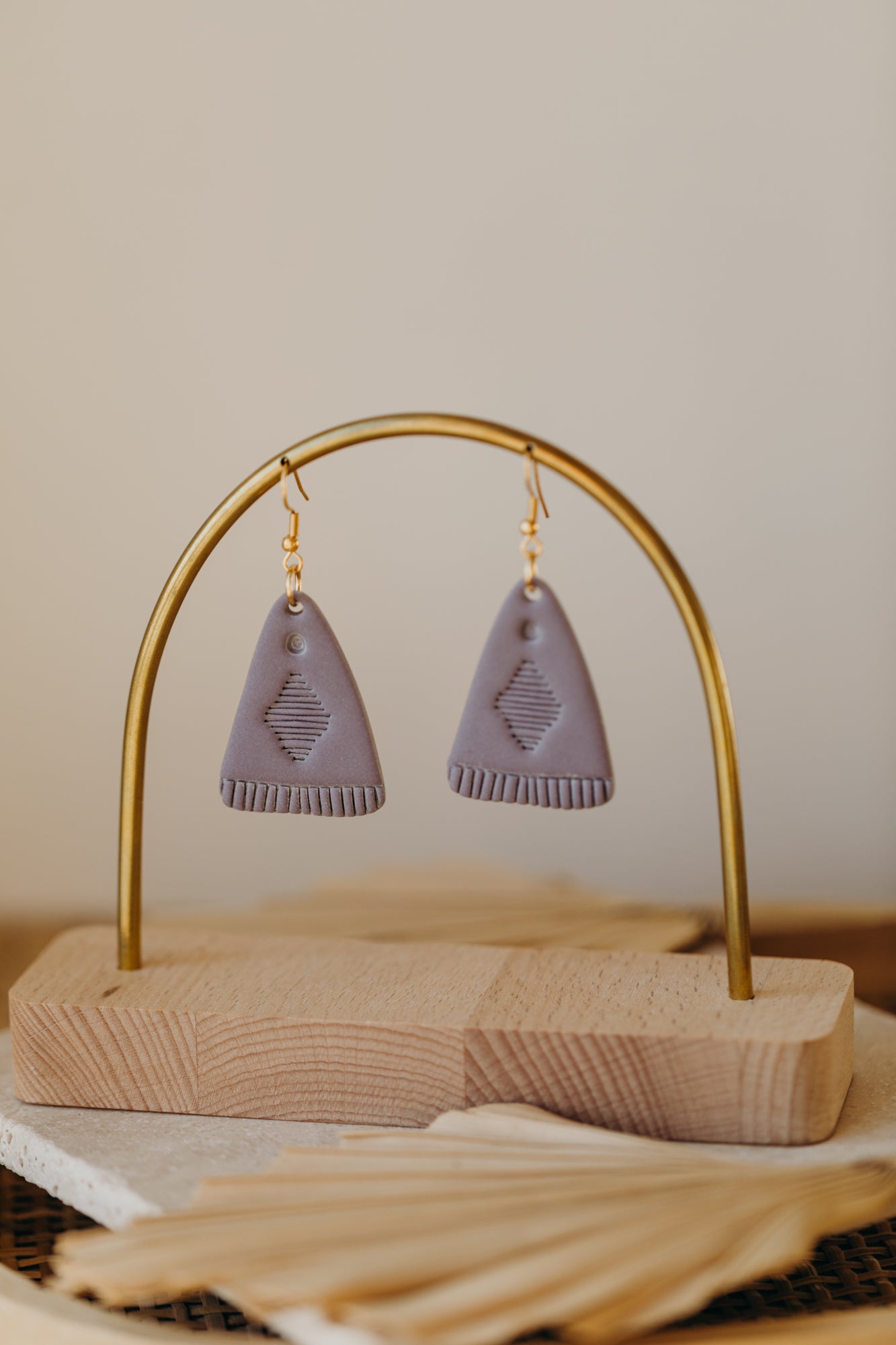 TOSCHA - Boho Ohrringe in Lavendel