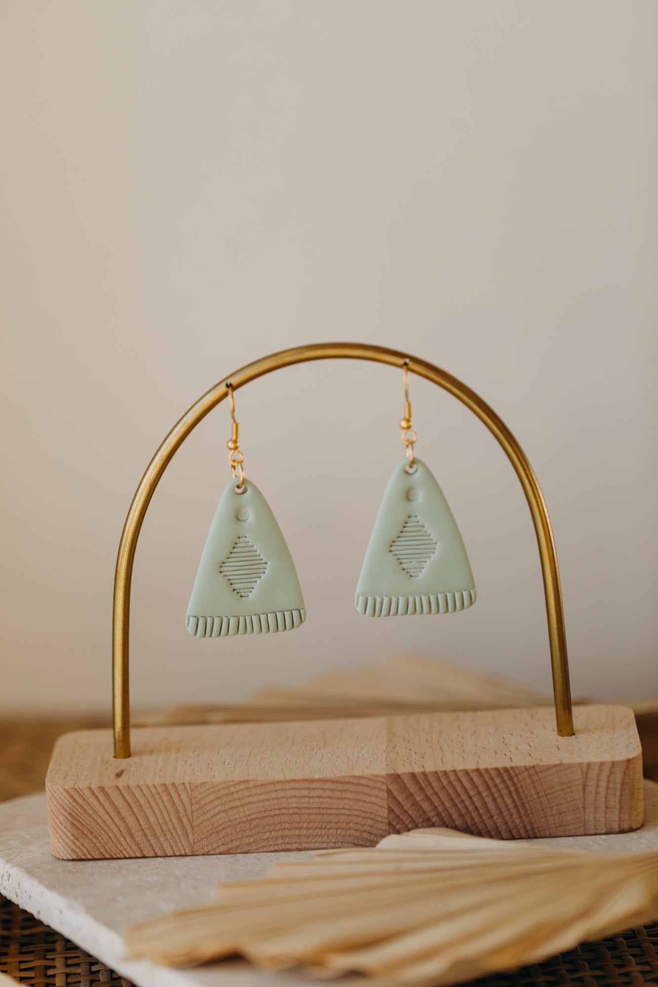 TOSCHA - Boho Ohrringe in Salbeigrün