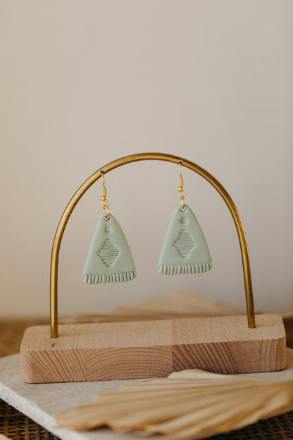 TOSCHA - Boho Ohrringe in Salbeigrün