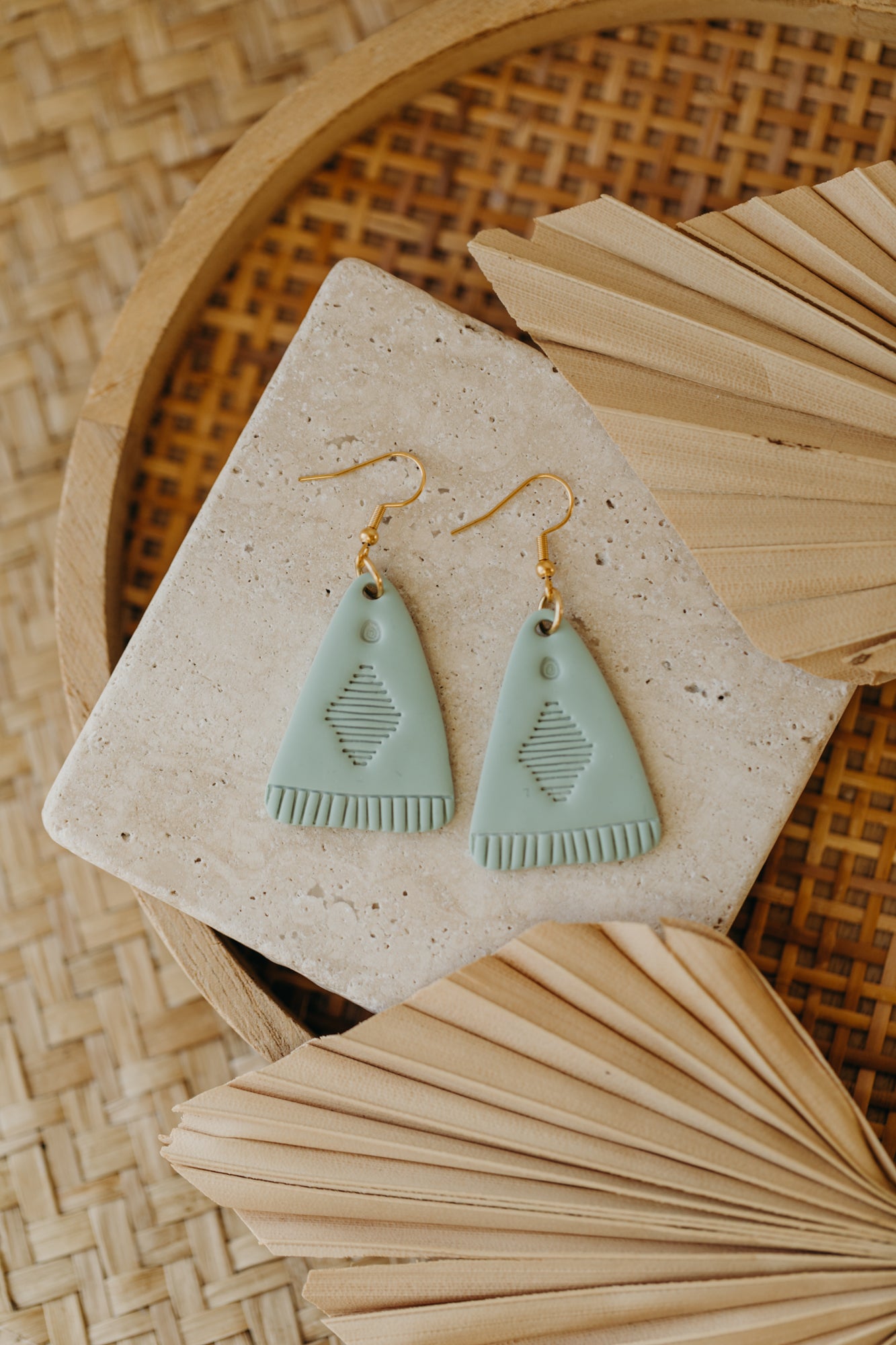 TOSCHA - Boho Ohrringe in Salbeigrün