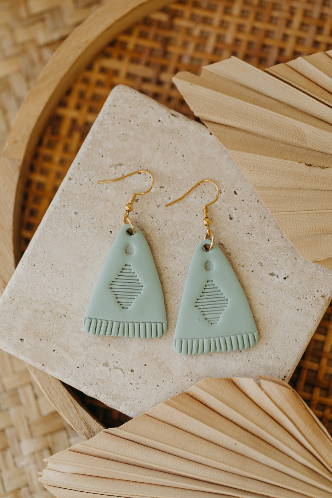 TOSCHA - Boho Ohrringe in Salbeigrün