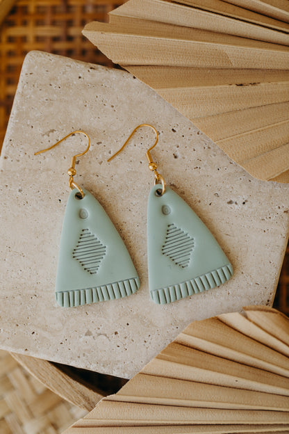 TOSCHA - Boho Ohrringe in Salbeigrün