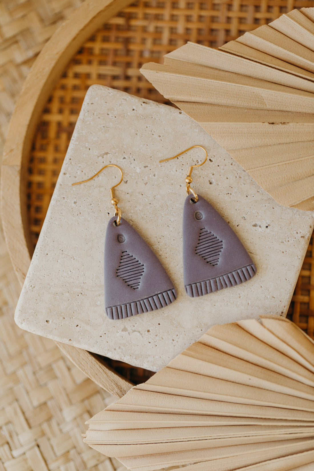 TOSCHA - Boho Ohrringe in Lavendel