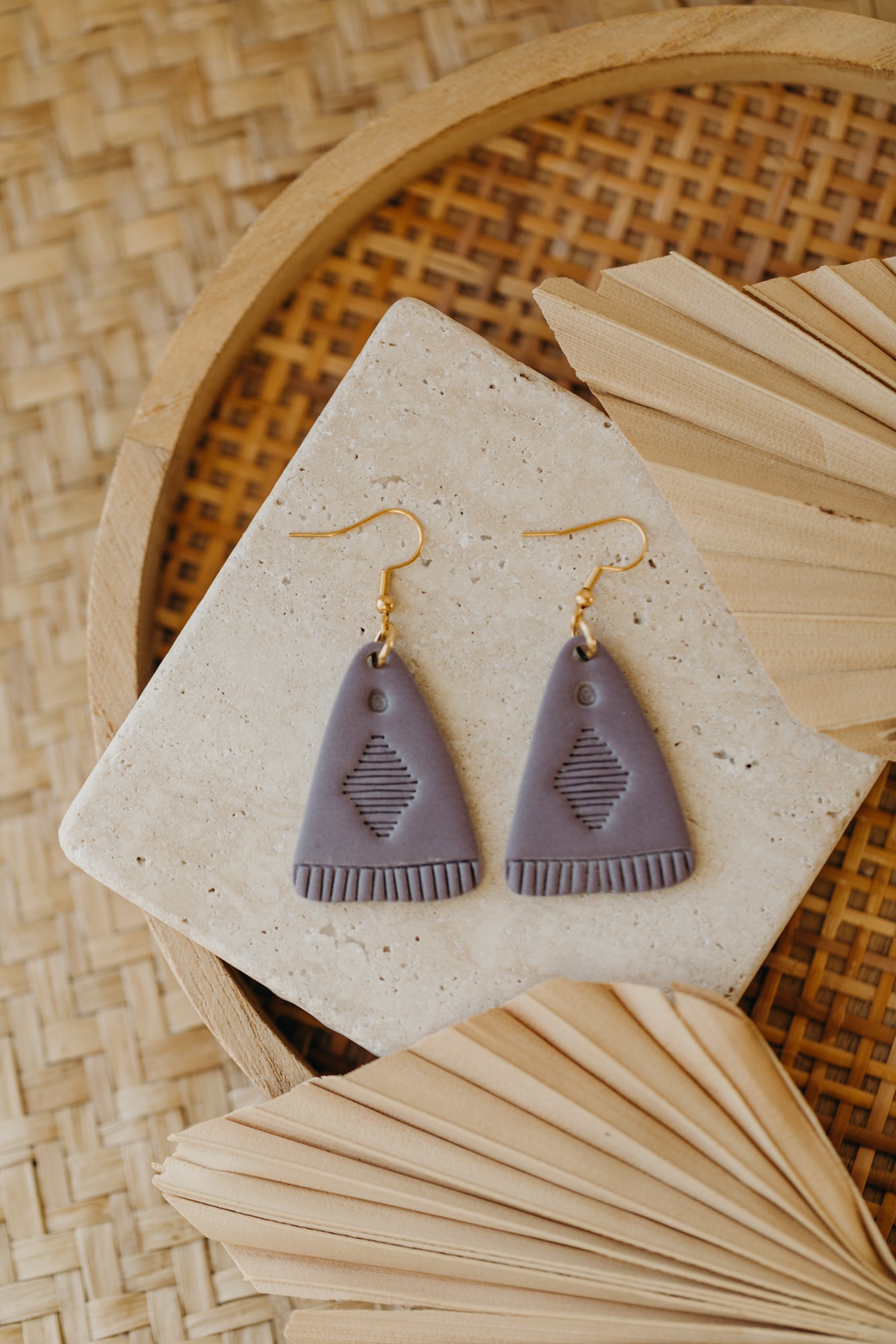 TOSCHA - Boho Ohrringe in Lavendel
