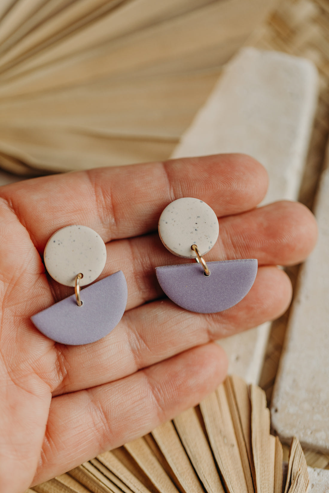 TAMARA - zweifarbige Polymer Ton Ohrringe in Kalk und Hellem Lila