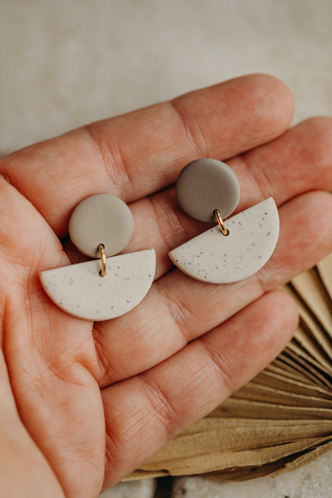 TAMARA - zweifarbige Polymer Ton Ohrringe in Kieselstein und Kalk