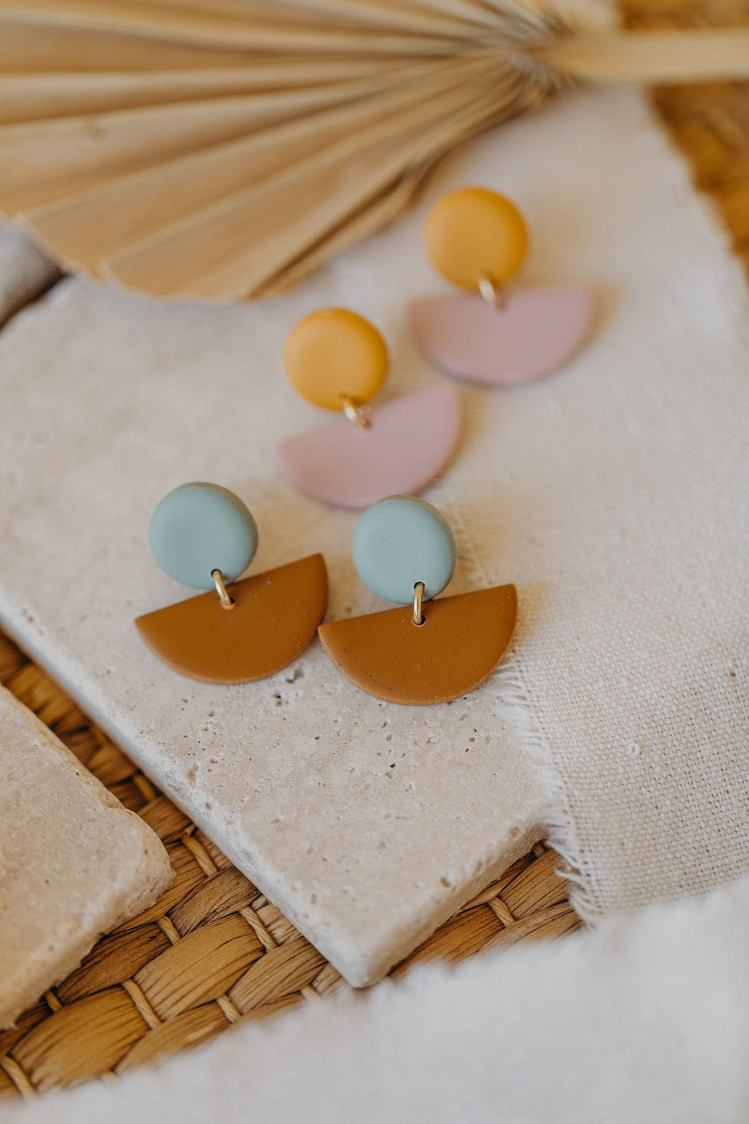 TAMARA - zweifarbige Polymer Ton Ohrringe in Mint und Cognac