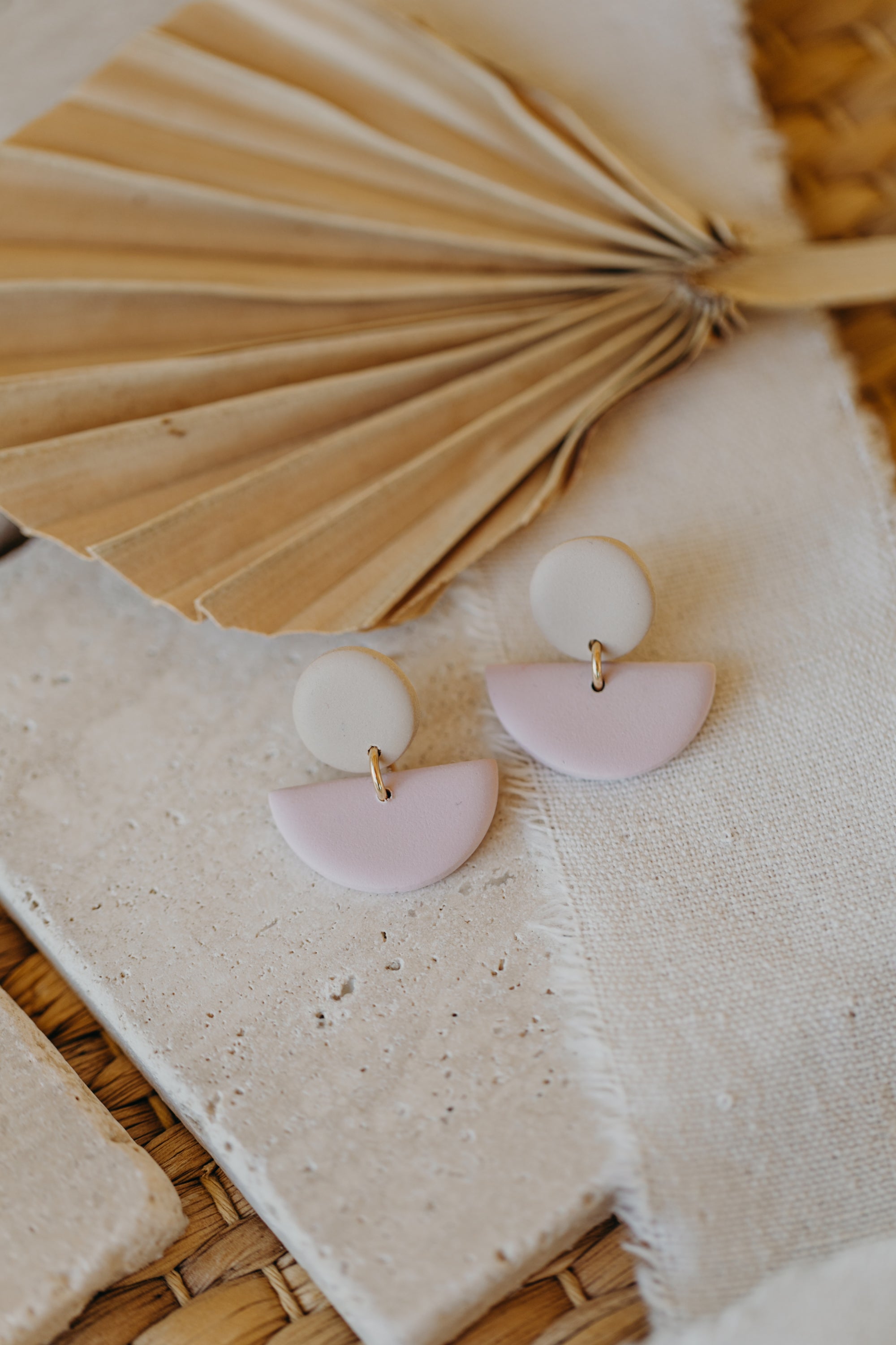 TAMARA - zweifarbige Polymer Ton Ohrringe in Kieselstein und hellem Rosa