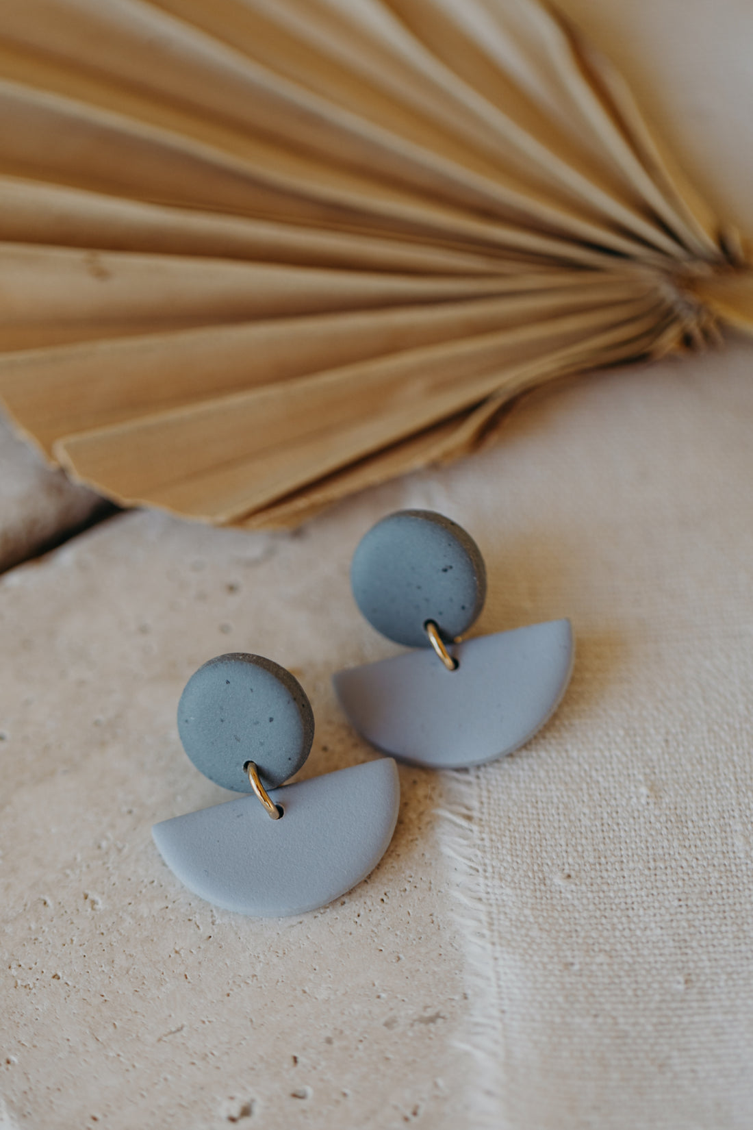 TAMARA - zweifarbige Polymer Ton Ohrringe in hellem Jeansblau und Hellblau