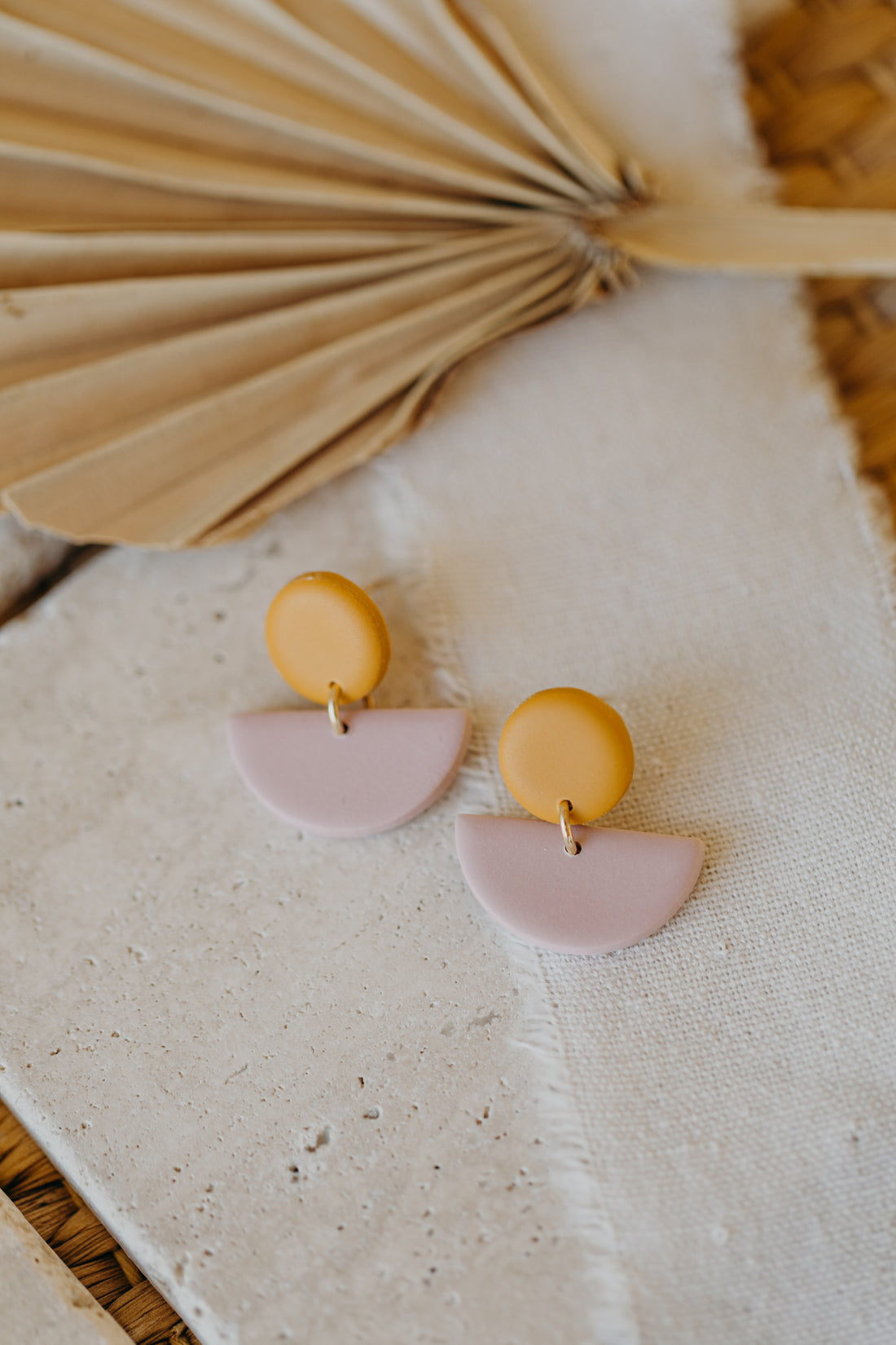 TAMARA - zweifarbige Polymer Ton Ohrringe in Senfgelb und hellem Rosa