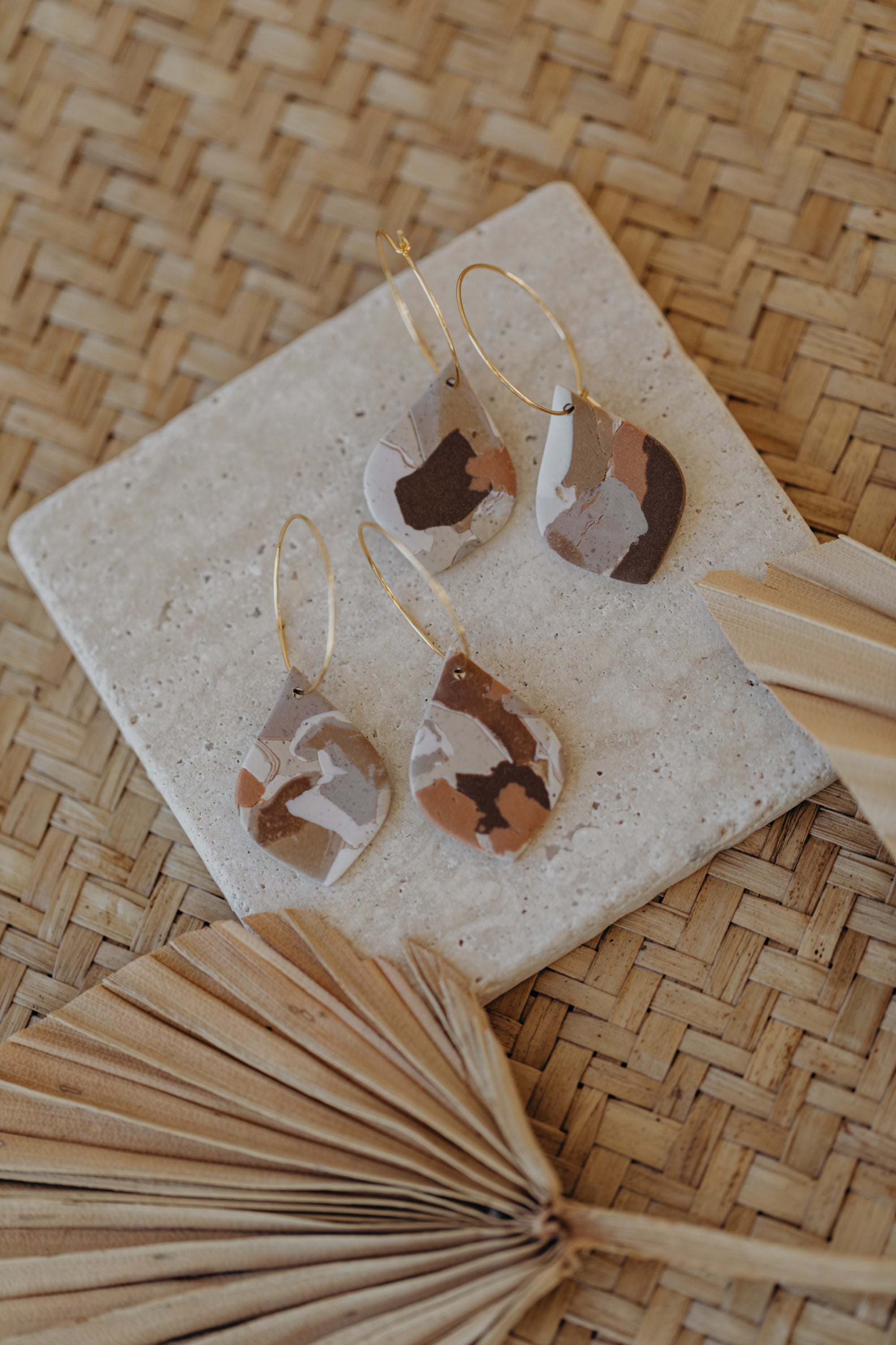 braune Terrazzo Tropfen-Ohrringe aus Polymer Ton