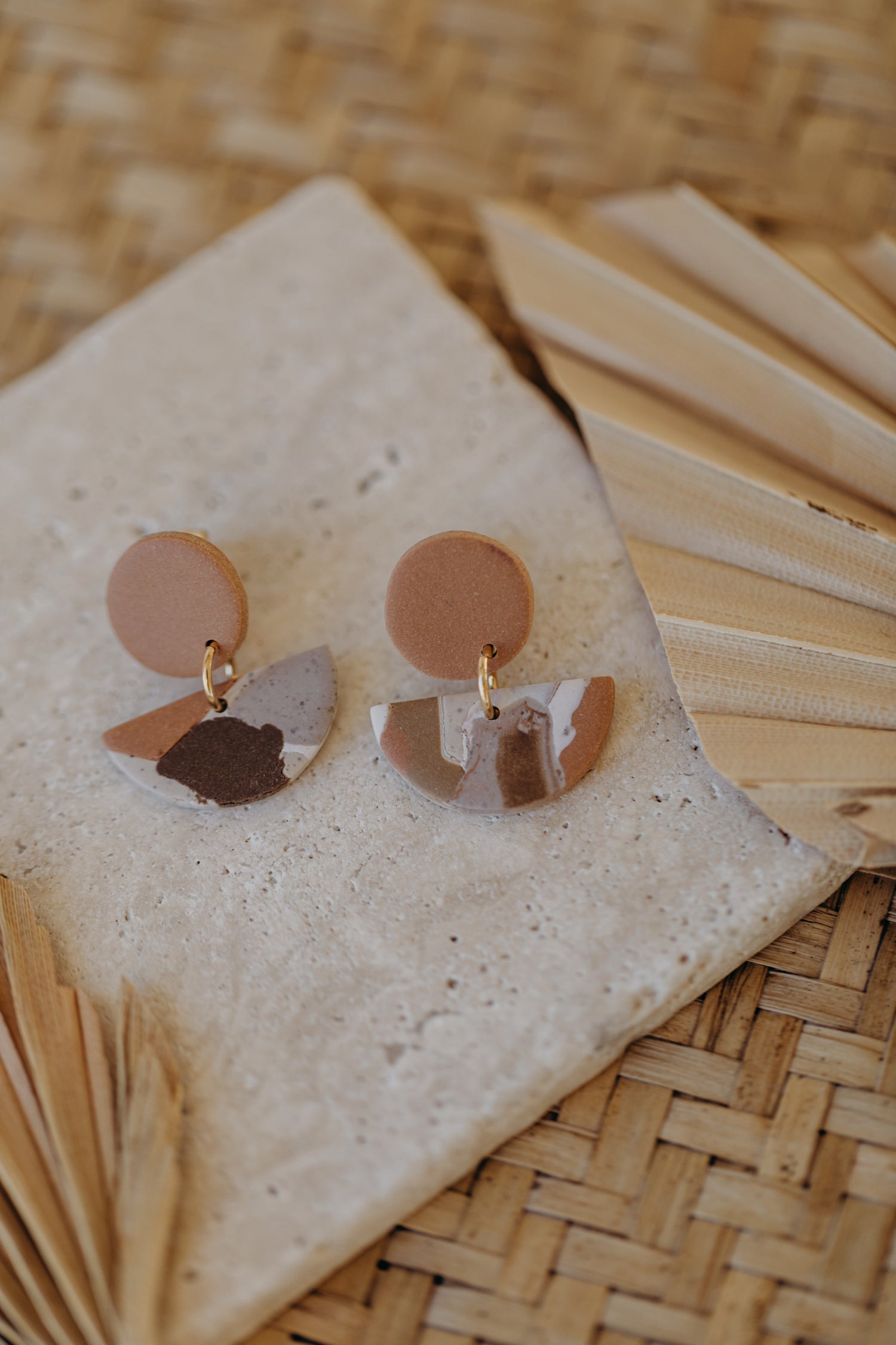 braune halbrunde Terrazzo Ohrringe aus Polymer Ton