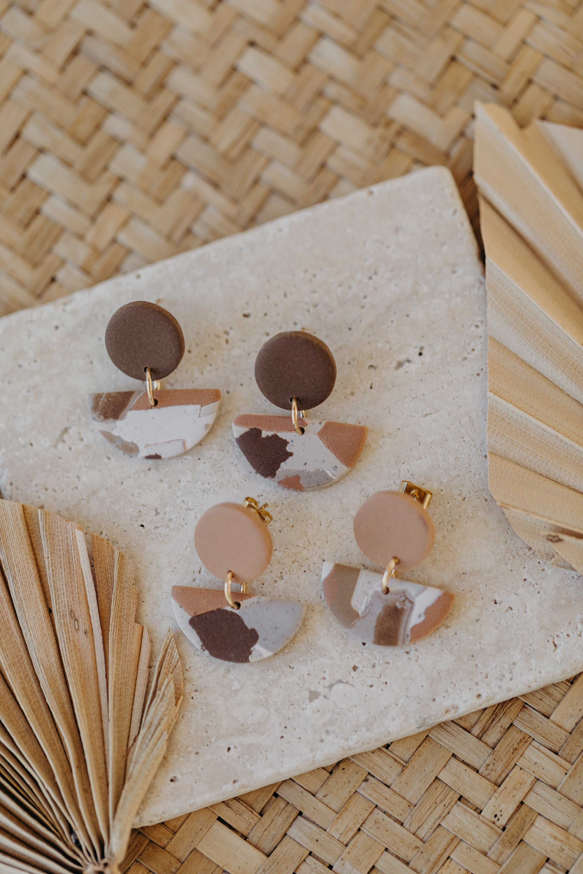 braune halbrunde Terrazzo Ohrringe aus Polymer Ton